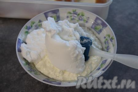 Охлаждённый белок взбить миксером до стойких пиков. Затем аккуратно вмешать с помощью силиконовой лопатки (или ложки) взбитый белок в творожную массу и начинка для ватрушек из баранок готова.