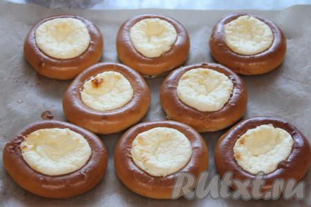 Запекать ватрушки из баранок с творогом в разогретой духовке минут 15-20 при температуре 180 градусов.