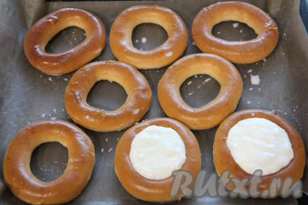 Баранки аккуратно переложить на противень застеленный ковриком для выпечки (или пергаментом, если не уверены в качестве пергаментной бумаги, тогда перед выкладыванием баранок слегка смажьте пергамент растительным маслом).