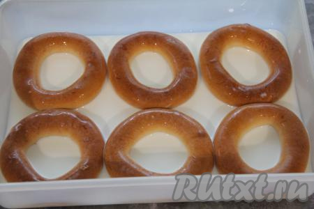 Выложить баранки в достаточно глубокую посуду в один слой, залить молоком. Оставить минут на 20. Возможно, времени на замачивание баранок потребуется немного меньше. Баранки должны стать достаточно мягкими, но при этом они не должны размокнуть и потерять форму. Пару раз за это время перевернуть баранки.