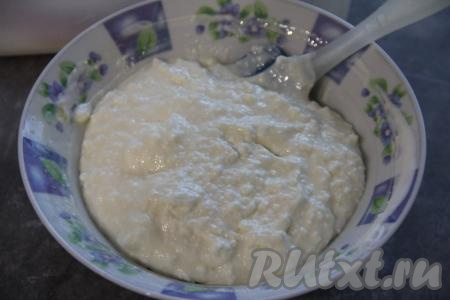 Перемешать творожную массу вилкой.