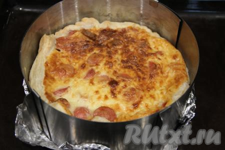 Выпекать пирог из слоёного теста с сосисками и сыром минут 50 в разогретой до 180 градусов духовке.