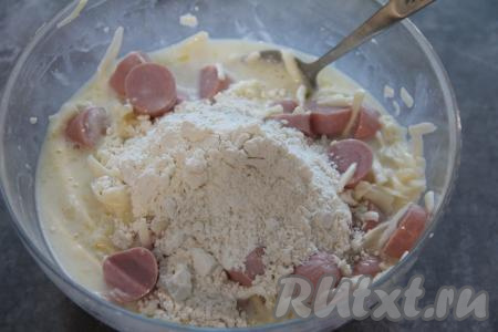 Добавить муку и соль.