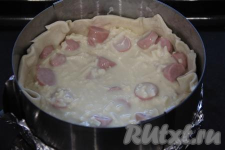 Выложить начинку. Лишнее слоёное тесто можно срезать, я срезала уголки.