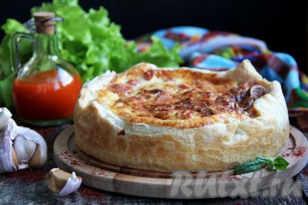 Готовый пирог остудить, убрать бортики формы и переложить на блюдо.