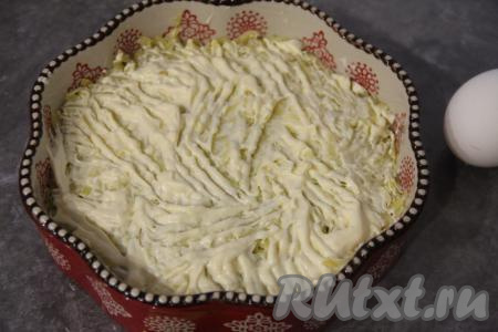 Подсолить слой и смазать майонезом. Слегка примять вилкой.