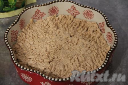 Салат можно сформировать в плоской форме или в салатнике. Печень трески размять вилкой. Первым слоем на дно формы (или салатника) нужно выложить печень трески.