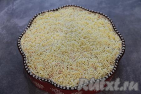 Желток раскрошить, посыпать верх салата "Мимоза" и поставить на пару часов в холодильник.