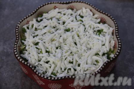 Разделить яйца на желтки и белки. Поверх лука равномерно выложить белки, натёртые на крупной тёрке.