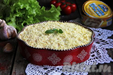 Нежный, аппетитный салат "Мимоза" с печенью трески, подать к столу. Уверена, блюдо, приготовленное по этому классическому рецепту, порадует насыщенным вкусом и вас, и ваших близких!