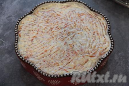 Слегка посолить и смазать майонезом, примять слой вилкой.