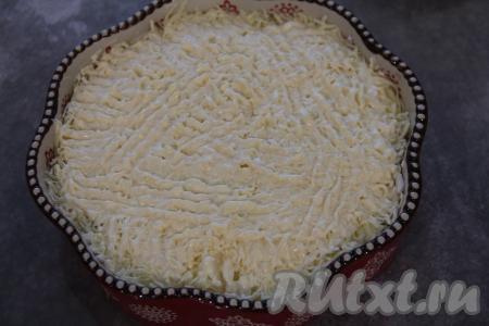 Смазать слой майонезом и тоже утрамбовать.