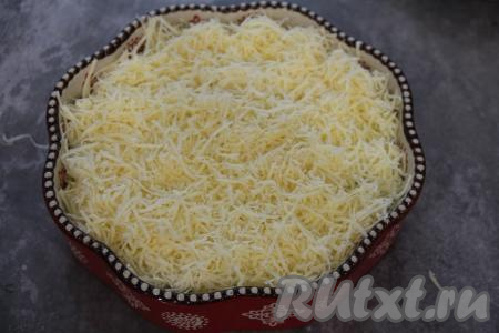 Затем выложить сыр, натёртый на мелкой тёрке.