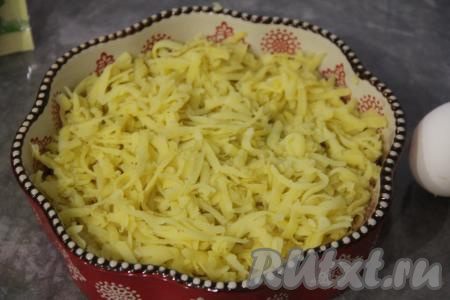 Следующим слоем выложить натёртую на крупной тёрке варёную картошку, разровнять.