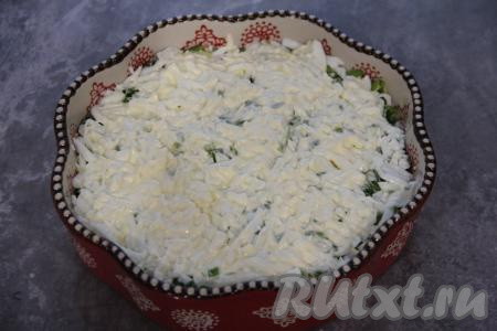 Смазать слой белков майонезом и слегка утрамбовать вилкой.