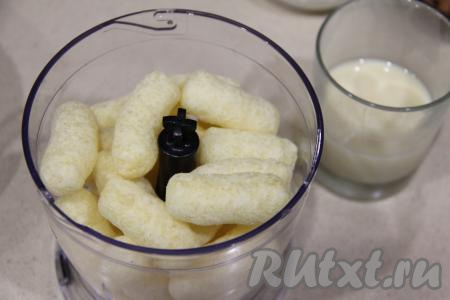 Измельчить кукурузные палочки в мелкую крошку, это можно сделать, поместив палочки в чашу измельчителя или пропустив их через мясорубку. 