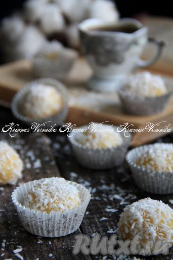 Вкусные и нежные конфеты "Рафаэлло", приготовленные из кукурузных палочек и сгущёнки, подать к домашнему чаепитию. А если эти конфеты вставить в бумажные вкладыши, тогда их можно подать и к праздничному столу. Хранить такие конфетки до подачи нужно в холодильнике.