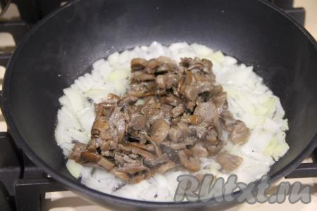 Выложить отваренные грибы в сковороду к луку.