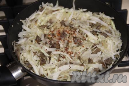 Затем добавить соль, специи по вкусу, перемешать и потомить ещё минут 5. Готовность можно проверить на вкус, капуста должна стать мягкой.