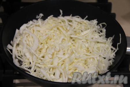 Капусту нарезать на достаточно тонкие полосочки и выложить в сковороду к лесным грибам с луком, перемешать. Сковороду накрыть крышкой.