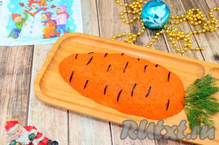 Веточки укропа разложить, имитируя хвостик из ботвы.