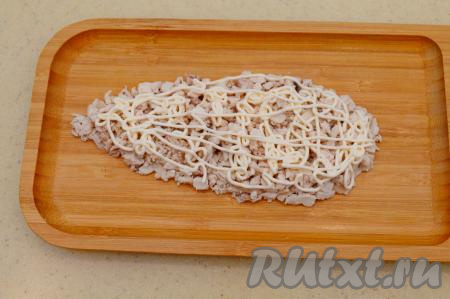 На куриное мясо нанести сеточку из майонеза.&nbsp;