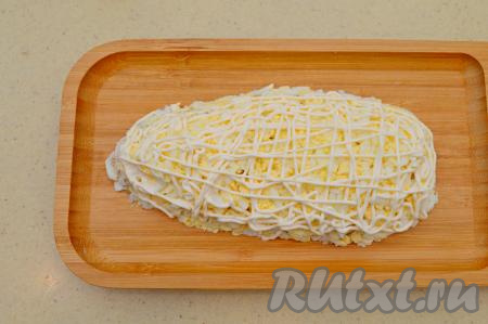 Нанести на слой яиц сеточку из майонеза.