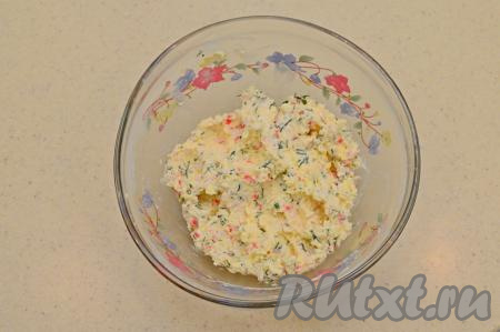 Укроп промыть, немного обсушить, мелко нарезать и вместе с майонезом добавить в пиалу, перемешать до однородности. Добавляя майонез, ориентируйтесь на густоту крабово-желтковой массы, она должна быть вязкой, но при этом не слишком сухой, но и жидковатой она быть не должна. Попробовать получившуюся массу на соль, если нужно, досолить.