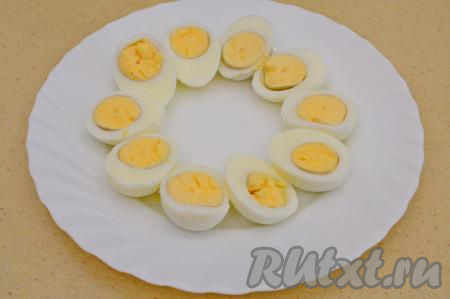 Заранее отварить яйца (в течение 10 минут после начала кипения воды) и очищенную морковку (на варку потребуется минут 25-30). Варёные яйца сразу, убрав с огня, залить холодной водой, а после полного остывания очистить. Каждое яйцо разрезать пополам.