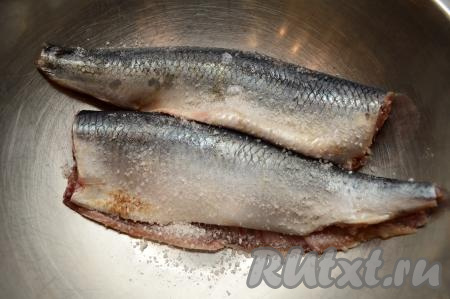 Затем филе сложить пополам, выложить рыбку в подходящую для засолки посуду и присыпать селёдку со стороны кожи с двух сторон оставшейся 0,5-1 чайной ложкой соли. Я в общей сложности предпочитаю на 500 грамм непотрошёной селёдки использовать всего 2 чайных ложки соли.