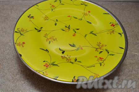 Накрыть миску с селёдкой сверху тарелкой и убрать в холодильник на сутки. После 12 часов можно рыбку перевернуть на другой бок, чтобы она равномернее просолилась.