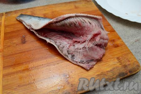 Сделать разрез по брюшку и удалить все внутренности и чёрную плёнку, тщательно промыть. У меня была селёдка с молокой, в нашей семье молоку никто не ест, поэтому я её выбрасываю. Если будет икра, то можно икру тоже засолить, для этого её необходимо достать из брюшка и промыть под проточной водой, а затем засолить вместе с сельдью.