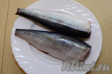 У рыбы отрезать голову и хвост.