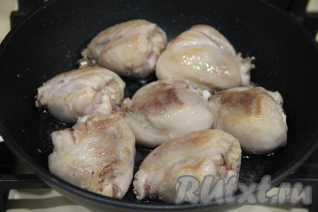 Обжарить ножки на достаточно сильном огне с двух сторон до золотистого цвета. Тут главное, чтобы образовалась румяная корочка, а доводить куриное мясо до готовности мы будем в молоке.