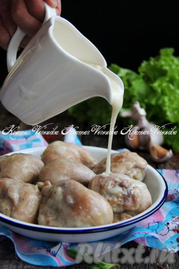 Куриные ножки, тушёные в молоке на сковороде, получаются очень нежными. А молочный соус великолепно дополнит любой гарнир, с которым вы будете подавать это блюдо.