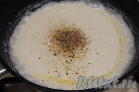 Соус довести до кипения. Добавить соль и специи по вкусу, перемешать.