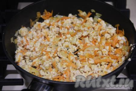 Обжаривать фарш с овощами 10-12 минут, периодически разбивая комочки мяса.