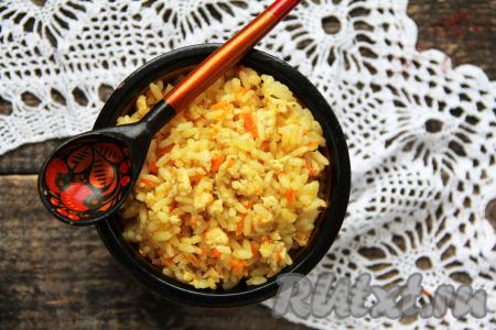 Сытную, вкусную рисовую кашу с фаршем подать к столу в горячем виде.