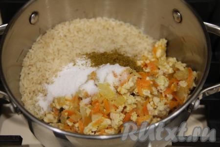 Посолить по вкусу и положить любимые специи, перемешать.