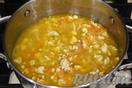 В кастрюлю с фаршем, рисом и овощами влить 360 миллилитров горячей воды (вода должна быть выше уровня риса на 2 сантиметра). Поставить на огонь и довести до кипения. Накрыть кастрюлю крышкой и варить рисовую кашу с фаршем на минимальном огне до полного испарения воды (около 30 минут).