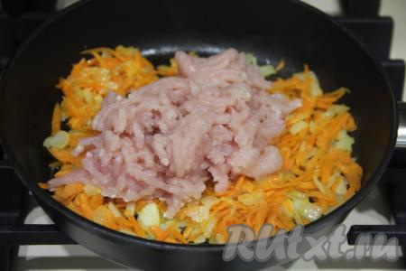 Обжарить овощи в течение 5 минут, время от времени помешивая, затем добавить в сковороду фарш.