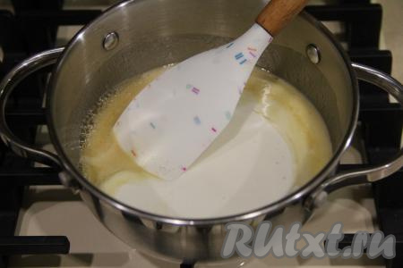 В получившуюся массу добавить сметану с содой, вмешать лопаткой.