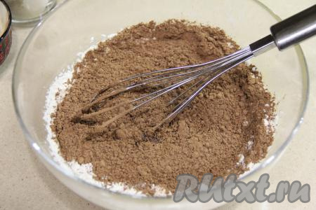 Затем всыпать какао, перемешать.