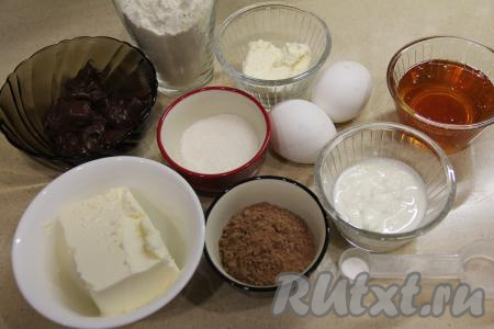 Подготовить продукты для выпечки медово-шоколадного бисквита. Мёд для этой выпечки лучше брать жидкий, если же он засахарился, тогда прогрейте его на водяной бане.
