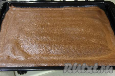 Выпекать бисквит в разогретой духовке минут 15 при температуре 180 градусов. Не пересушите, готовность можно проверить, проколов бисквит сухой зубочисткой (если зубочистка и после прокола бисквита будет сухой, значит основа нашего рулета полностью готова, сразу доставайте её из духовки).