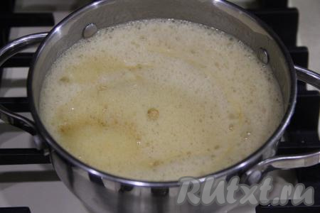 Масса станет пышной и запенится. Варить массу при помешивании на небольшом огне до карамельного цвета (минут 5).
