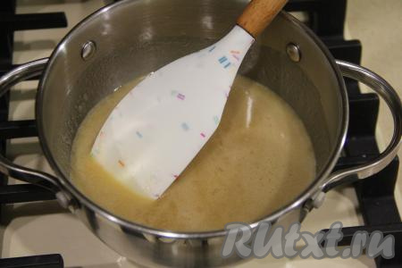 Прогреть масляно-медовую массу, помешивая, до полного растворения масла и сахара.