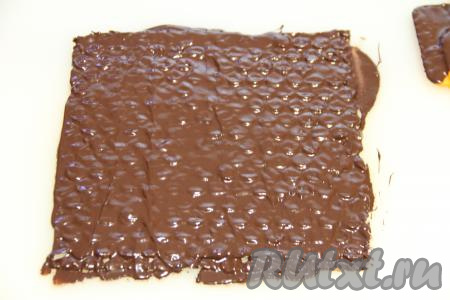 Готовый рулет освободить от фольги, отрезать крайние части рулета. Украсить рулет можно по своему вкусу. Можно просто присыпать сахарной пудрой. Я решила вырезать пупырчатую плёнку по размеру рулета и смазать её растопленным шоколадом.