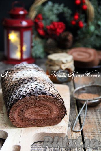 Аккуратно снять плёнку, получается очень красивый декор. Сверху нанесённый декор я слегка присыпала сахарной пудрой. Медово-шоколадный рулет подать к столу, нарезав на кусочки. Вкусный, нежный бисквит с медовыми нотками изумительно сочетается воздушным шоколадным кремом, попробуйте!