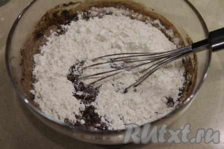 Затем частями всыпать муку, тщательно перемешивая тесто венчиком.